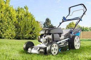 Tondeuse thermique autotractée ou tractée : quelles différences ?